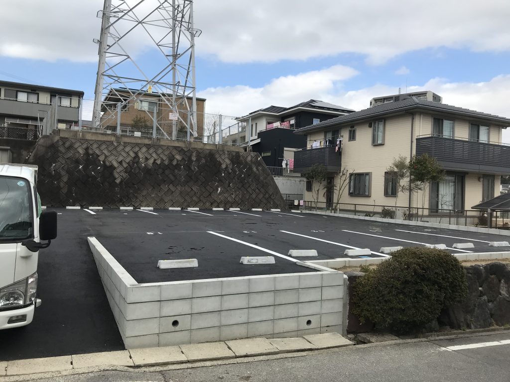 愛知県豊明市　月極駐車場　舗装工事　ライン工事　ブロック積み工事