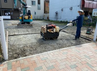 愛知県名古屋市　駐車場間口部分砕石飛散止め　舗装工事
