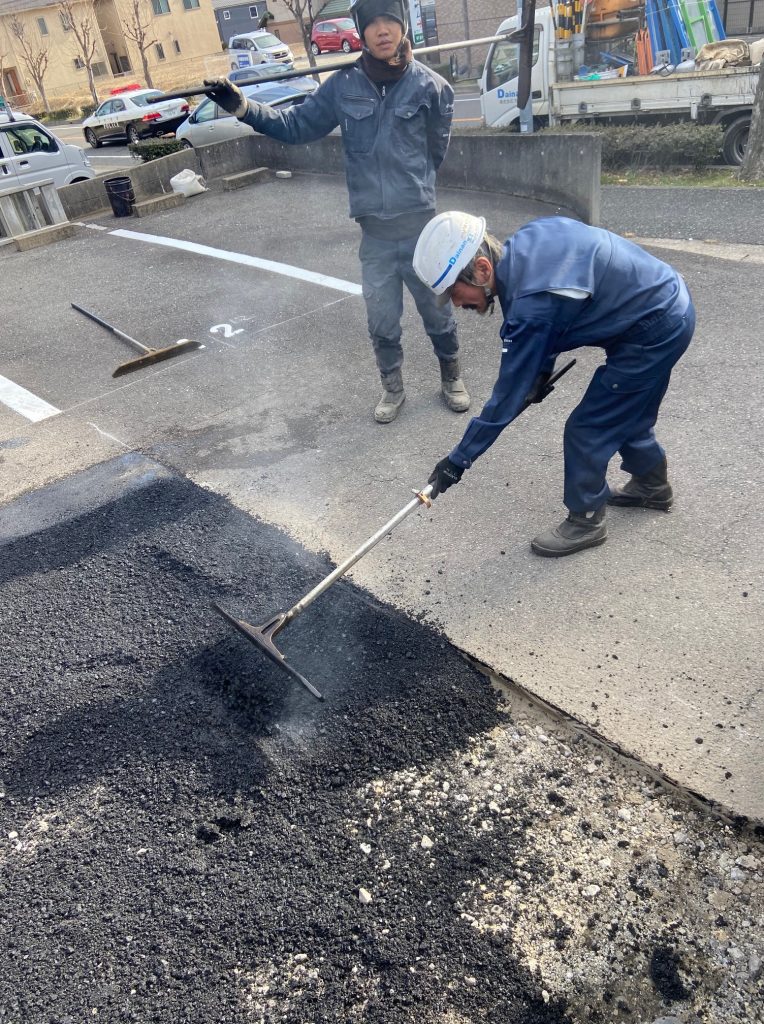 名古屋市天白区　駐車場修繕工事　アスファルト　ライン引き