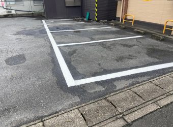 店舗駐車場の陥没部分のアスファルト補修並びにライン引き