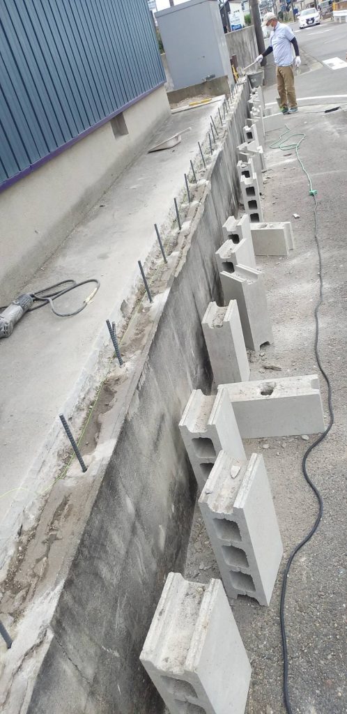 地震対策　高さがあったブロック塀を切下げ　フェンスへ交換