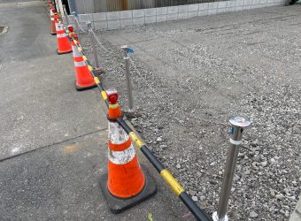 倉庫解体後　チェーンポール設置　駐車場舗装工事　ライン引きを施工しました。