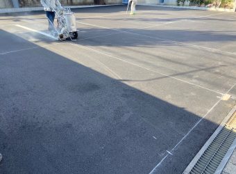 倉庫解体後　チェーンポール設置　駐車場舗装工事　ライン引きを施工しました。