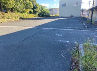 駐車場のラインの引き直しをしました