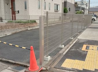 中川区にてフェンスと伸縮間扉を設置しました。
