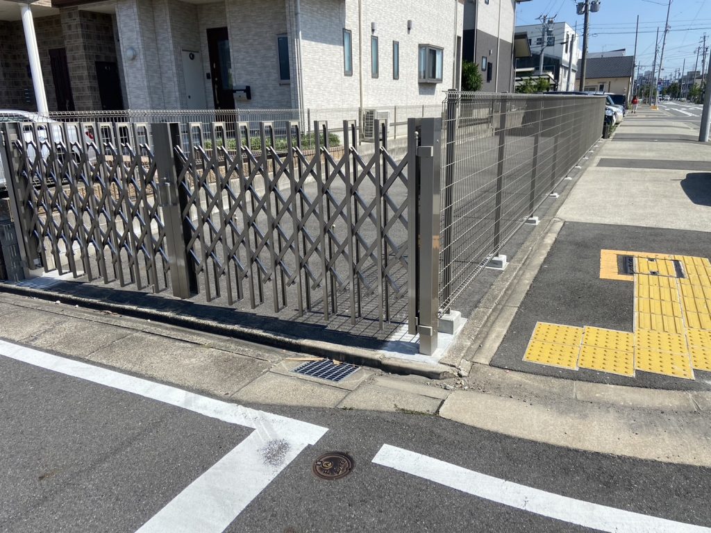 中川区にてフェンスと伸縮間扉を設置しました。