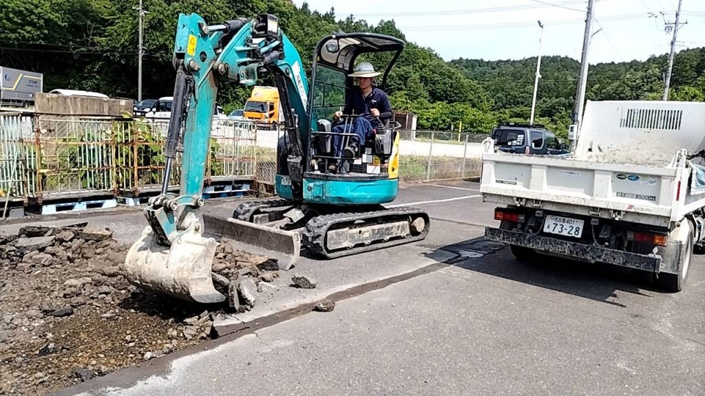 工場構内のアスファルト舗装の陥没を直しました