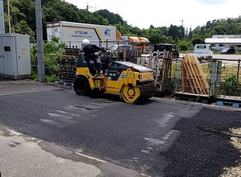 工場構内のアスファルト舗装の陥没を直しました