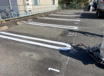 消えかけた駐車場ラインを書き直しました