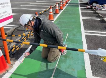 施設内　舗装面塗装上塗りしました