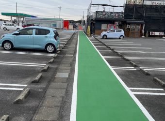 施設内　舗装面塗装上塗りしました