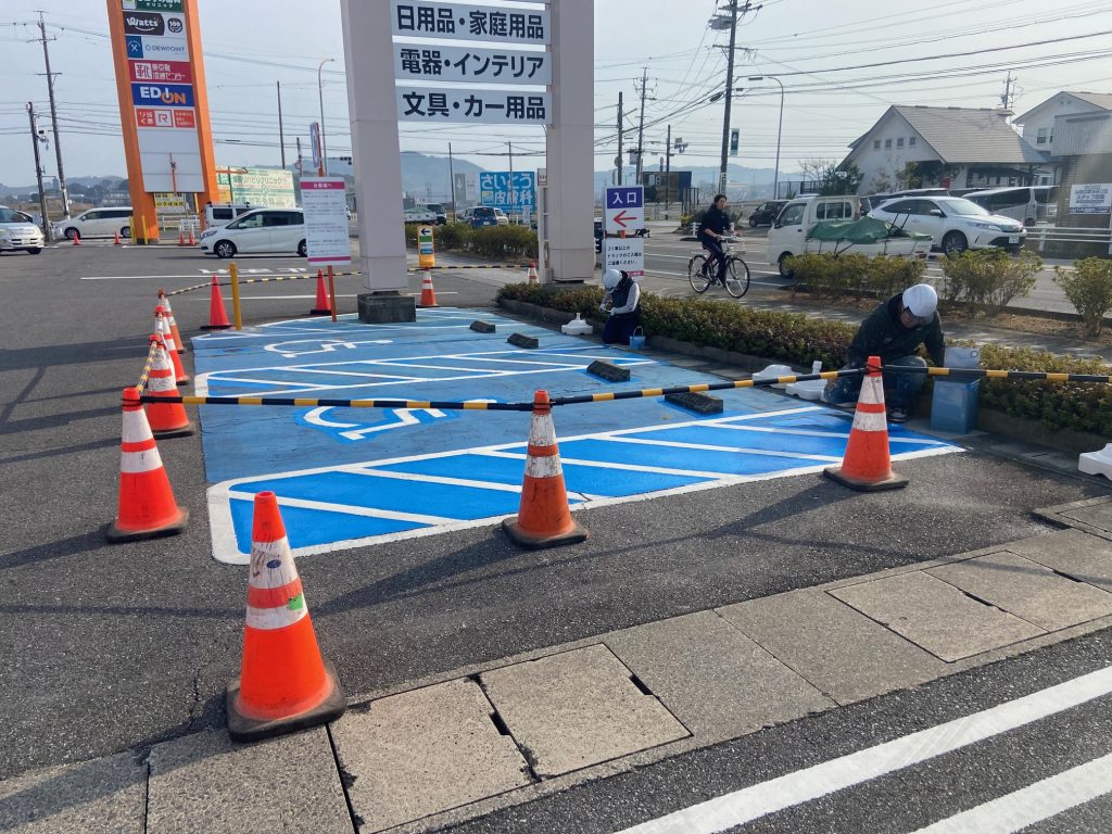 施設内　舗装面塗装上塗りしました