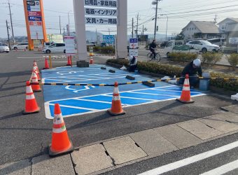 施設内　舗装面塗装上塗りしました