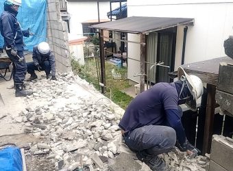 お庭側の倉庫解体・傾いたＣＢブロック解体・新設　フェンス設置しました