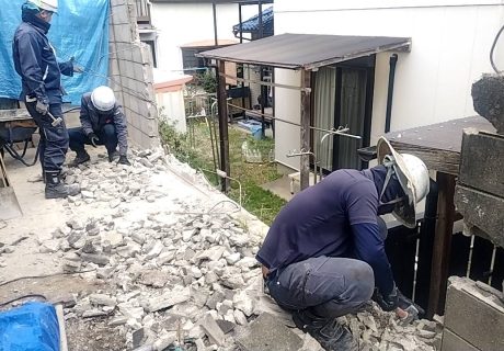 お庭側の倉庫解体・傾いたＣＢブロック解体・新設　フェンス設置しました