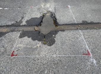 月極駐車場の陥没部分の舗装を部分補修しました