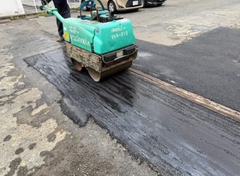 月極駐車場の陥没部分の舗装を部分補修しました