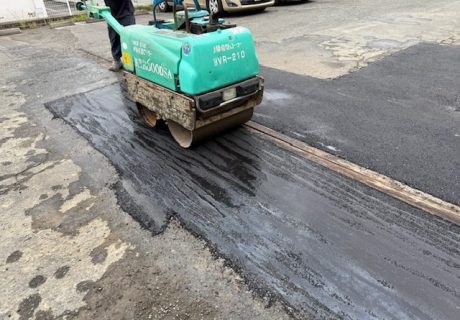 月極駐車場の陥没部分の舗装を部分補修しました