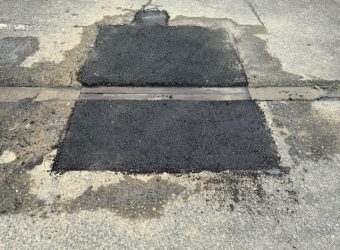 月極駐車場の陥没部分の舗装を部分補修しました
