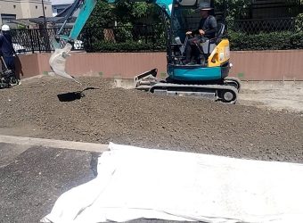 機械式駐車場の機械を撤去した部分を埋立　平面駐車場にしました