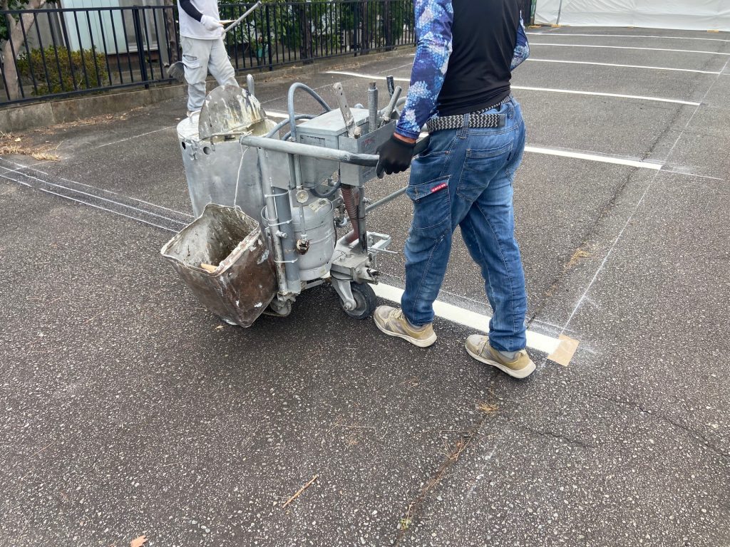 ライン引き・車止めブロック設置しました