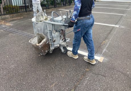 ライン引き・車止めブロック設置しました