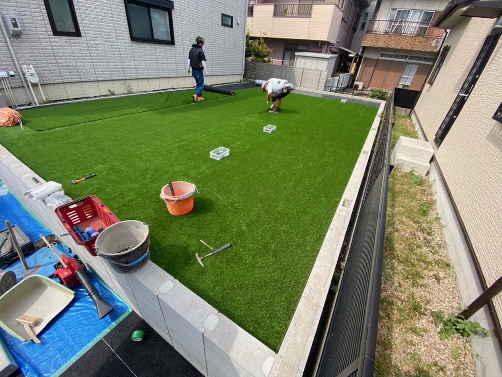 雑草でジャングル状態だった庭を綺麗にしました　防草シート　人工芝