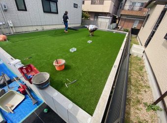 雑草でジャングル状態だった庭を綺麗にしました　防草シート　人工芝