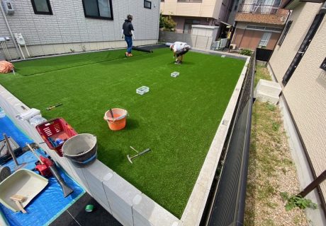 雑草でジャングル状態だった庭を綺麗にしました　防草シート　人工芝