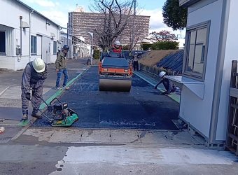 会社様休日に痛んだ舗装を直しました