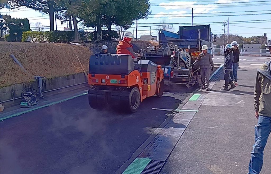 会社様休日に痛んだ舗装を直しました