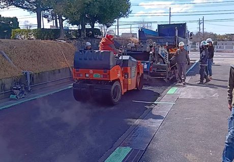 会社様休日に痛んだ舗装を直しました